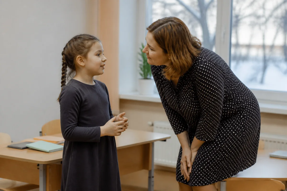 Первоклассница на перемене подошла к учительнице и рассказывает, что случилось