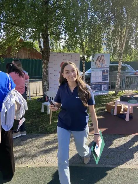 Ведущая из команды центра встречает гостей на площадке праздника